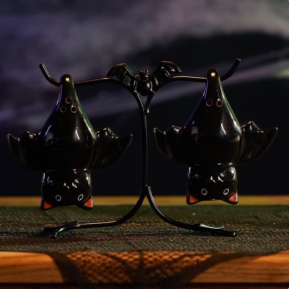Hanging Bats With Stand Salt and Pepper Set NIB - Picture 1 of 2